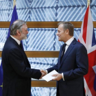 El embajador británico ante la Unión Europea, Tim Barrow (izq), entrega la carta que invoca el artículo 50 del Tratado de Lisboa al presidente del Consejo Europeo, Donald Tusk, en Bruselas.