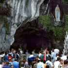 La gruta de Lourdes, en torno a la que se construyó el santuario en el sur de Francia.