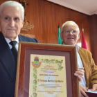Fernando Martínez San Martín recibe el Diploma de Honor de manos del alcalde. MEDINA