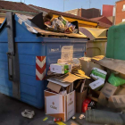 Residuos de reciclaje acumulados en la calle Los Caserones. DL