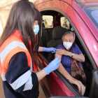 Una mujer se vacuna en la carpa del Hospital El Bierzo. L. DE LA MATA