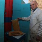 Juan Antonio Panera sujeta un cuadro junto a los cajones que prepara para ampliar su explotación.