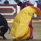 Padilla anduvo variado con el capote, sobre todo en los lances de recibo y también al intentar algún quite. JESÚS F. SALVADORES
