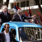 El vicepresidente Astori y el presidente, Mujica, saludan a la multitud desde el «Pepemóvil&ra