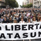 Josu Puelles, junto a familiares de víctimas, con una pancarta con el lema «Por la libertad&ra