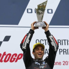 Johann Zarco celebra su victoria en Moto2 en el podio de Slilverston, este domingo.