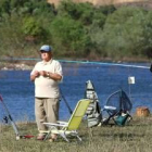 Uno de los participantes espera a la orilla a que una de las carpas del Sil pique su anzuelo