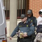 Dos agentes trasladan al joven a prisión, tras el auto dictado por la juez titular de Sahagún.