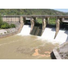 La foto tomada ayer muestra el estado del agua con lodos de Peñarrubia, lugar donde se comenzó a det