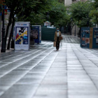 Una mujer camina por la céntrica calle del Paseo en Ourense. BRAIS LORENZO