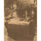 1. Camiòn de intendencia, ocupado por un sargento y nueve soldados, cuando regresaba de las maniobras militares e iba a La Coruña cuando fue asaltado en San Román de Bembibre por los revolucionarios.2. Un grupo de revolucionarios desciende de un camión en