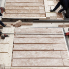 Varios trabajadores terminan de elaborar una pared de madera para su uso. JESÚS DIGES