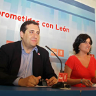 Miguel Ángel Fernández Cardo y María Rodríguez, informan del proceso electoral en León.