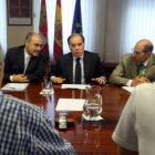 Tomás Villanueva, y el director general de Industria del Gobierno, Jesús Candil, con el comité de Re