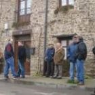 Un grupo de vecinos se congregó ayer por la mañana a la puerta del domicilio de José Pérez