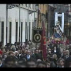 Cientos de fieles acompañan a la Antigua en su lento caminar en la primera procesión de la Semana Santa; velas, cánticos, repiques de campanas, rezos y braceros a cara descubierta caracterizan este cortejo