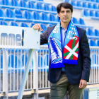 El leonés Sergio Fernández con la bufanda del Deportivo Alavés, club en el que está viviendo momentos de felicidad. DEPORTIVO ALAVÉS