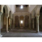 Nave central del interior del monasterio de San Miguel de Escalada sustentada por sus columas y capi
