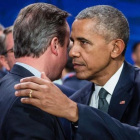 Obama (derecha) saluda a Cameron antes de la reunión de mandatarios de la OTAN, en Varsovia, este viernes.