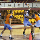 Los jugadores del Abanca Ademar preparan el choque de mañana frente al Alcobendas. FERNANDO OTERO