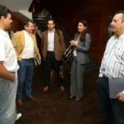 Un grupo de sindicalistas con la representante de LM, Luisa Martínez Abasolo, la pasada semana