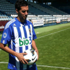 Juande se vistió ayer la camiseta deportivista por primera vez en el acto de su presentación.