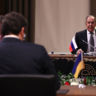 El ministro ruso Sergei Lavrov y su homólogo ucraniano Kuleba (de espaldas) antes de su encuentro en Turquía.  CEM OZDEL