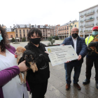 El edil Jesús López entregó ayer premios a la ciudadanía. ANA F. BARREDO