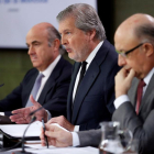 El portavoz del Gobierno, Íñigo Méndez de Vigo (centro), junto a los ministros de Economía, Luis de Guindos, y de Hacienda, Cristóbal Montoro, durante la rueda de prensa posterior a la reunión del Consejo de Ministros.