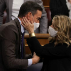 El presidente del Gobierno, Pedro Sánchez, y la vicepresidenta segunda y ministra de Trabajo, Yolanda Díaz, después de que el pleno del Congreso de los Diputados votara a favor de la convalidación de la reforma laboral pactada por el Gobierno con los agentes sociales, ayer en Madrid. KIKO HUESCA