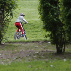 Un niño pasea con la bici por León durante el confinamiento. FERNANDO OTERO