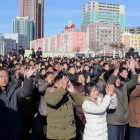 Ciudadanos norcoreanos celebran en Pionyang el lanzamiento de un misil, el 29 de noviembre.