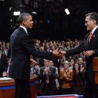 Obama y Romney se estrechan la mano al término del debate del miércoles.
