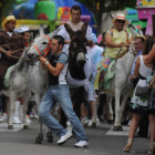 Los participantes en la carrera de burros de Boñar con «Manolo», a la izquierda, campeón del mundo.