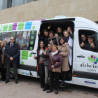 Trabajadores y usuarios de Alzhéimer León en el nuevo vehículo junto a miembros de Kutxa Bank