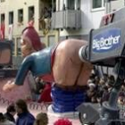 Parodia, en un carnaval francés, de los programas llamados «de telerrealidad»