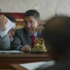 El nuevo número dos del Ayuntamiento comenta discretamente algún punto del desarrollo al alcalde