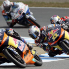 El británico Danny Kent liderando la carrera de Moto3 en el GP de Japón.