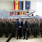 El presidente del Gobierno, con los soldados. DIEGO CRESPO