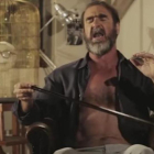 Cantona, en un momento de la grabación cantando el 'Will Grigg's on fire'.
