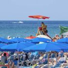 Las playas en Benidorm ya están atestadas de veraneantes. PABLO MIRANZO