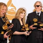 El artista británico Robert Plant, su colega estadounidense Alison Krauss (d) y el productor T Bone