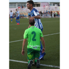 Un jugador del Atlético Cirbonero consuela a Nacho López tras la eliminación copera de la Ponferradina. CHAVARRI