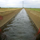 Conducto de agua por una presa de riego. ARCHIVO