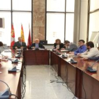 Responsables de Transportes de la Junta en la reunión con los once municipios del consorcio.