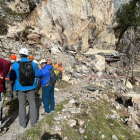 Técnicos visitaron ayer la zona del desprendimiento de rocas que han cortado la Ruta del Cares y destrozado parte del canal Caín-Poncebos. DL