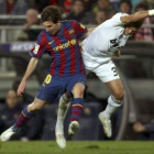 Pepe, a la derecha, pelea con Messi en el Camp Nou.