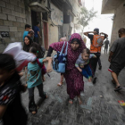 Imagen de una familia palestina durante un bombardeo en Gaza. MOHAMED SABER