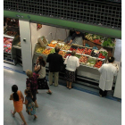 Consumidores comprando en un mercado. SORAYA/L. DE LA MATA