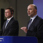 El comisario europeo Pierre Moscovici y el vicepresidente para el Euro, Valdis Dombrovskis. LAURENT